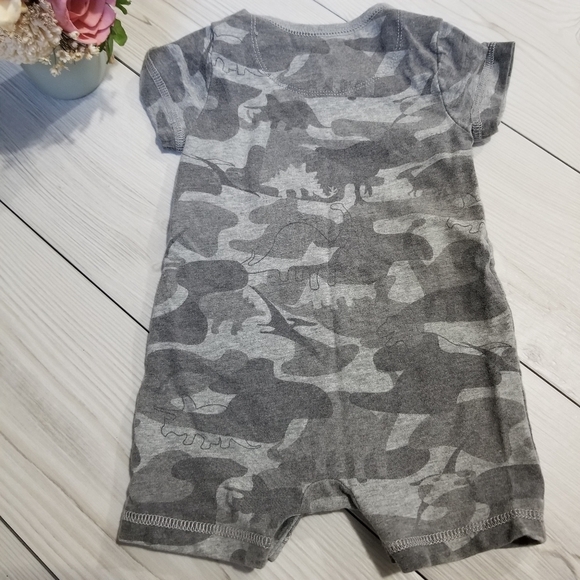 Baby Gap gray dinosaur romper🦕🦖 Size 3-6mo - Picture 2 of 6
